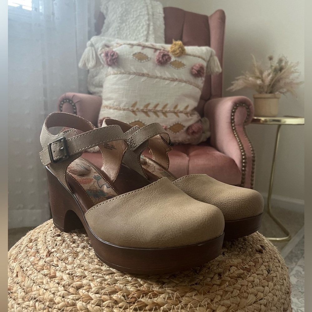 BOC by Born Natasha Womens Round Closed Toe Clogs